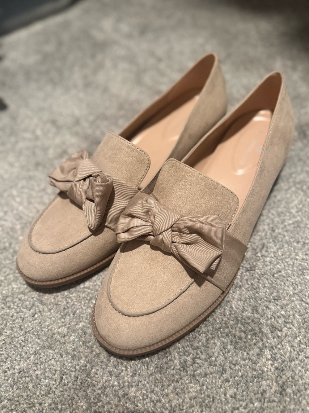 Bandolino Beige Suede Bow Loafers